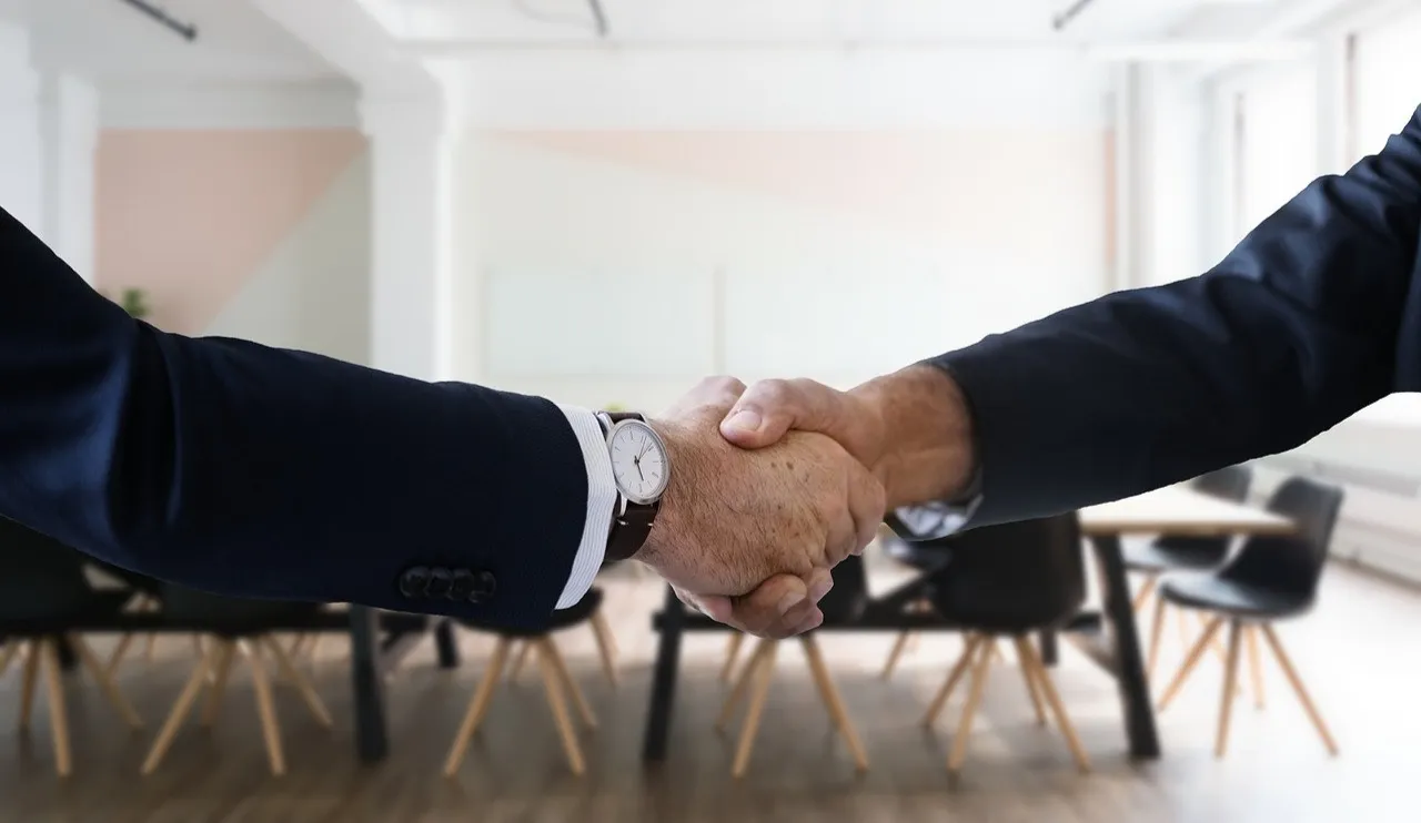 Händedruck zwischen Geschäftspartnern | KN Finest unterstützt Vermieter bei der erfolgreichen Vermittlung von Gewerbeflächen